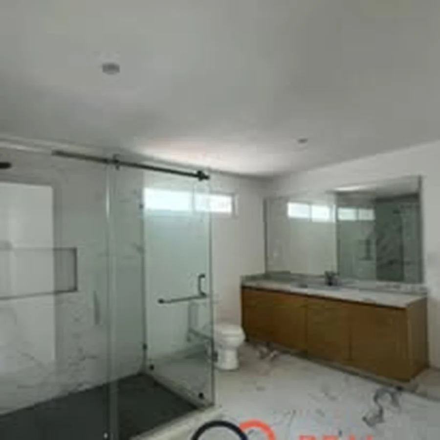 Baño moderno de propiedad en venta